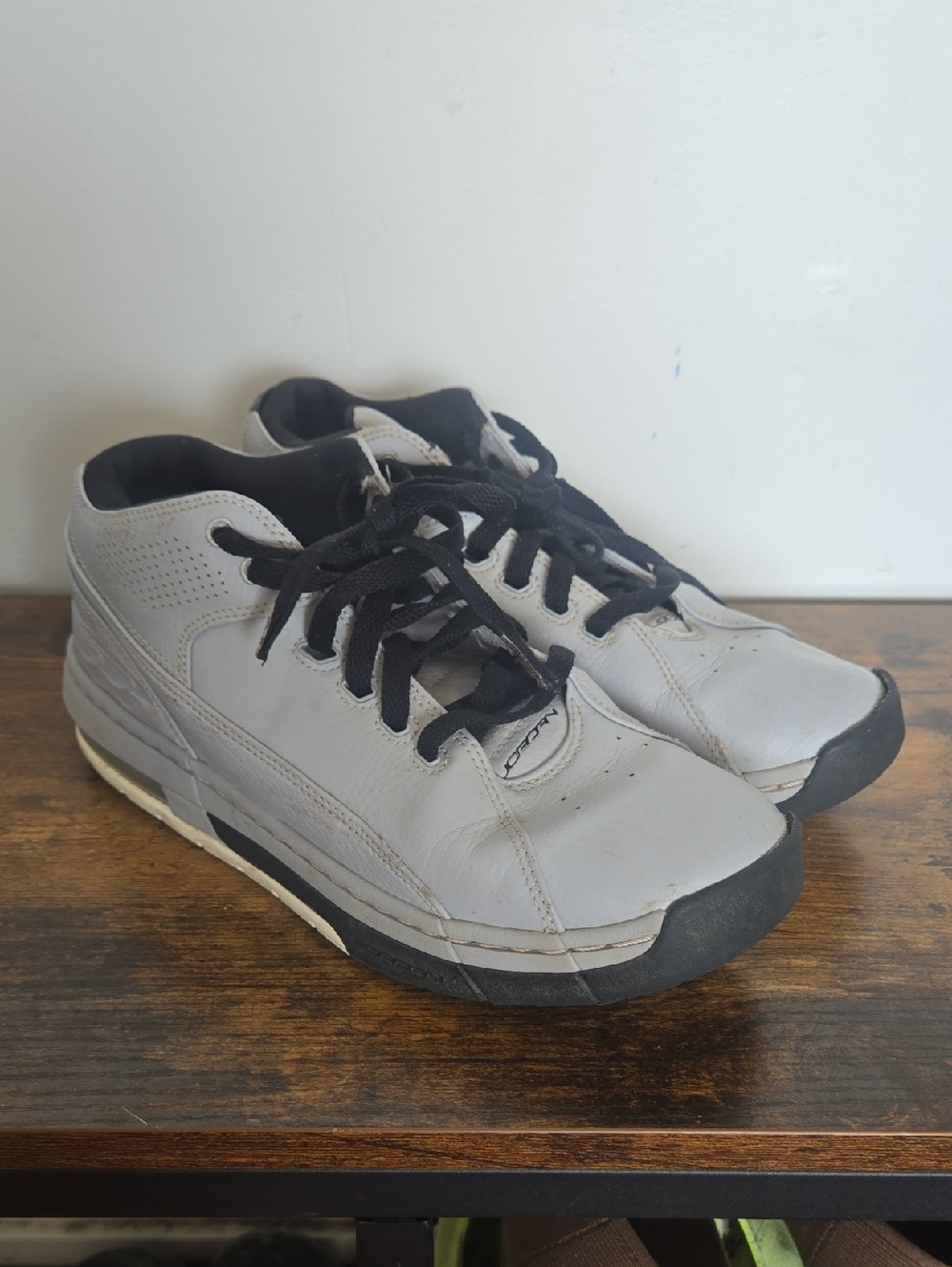 Jordan Men's Flight Low-Top Athletic Sneakers in Gray and Black Vtg